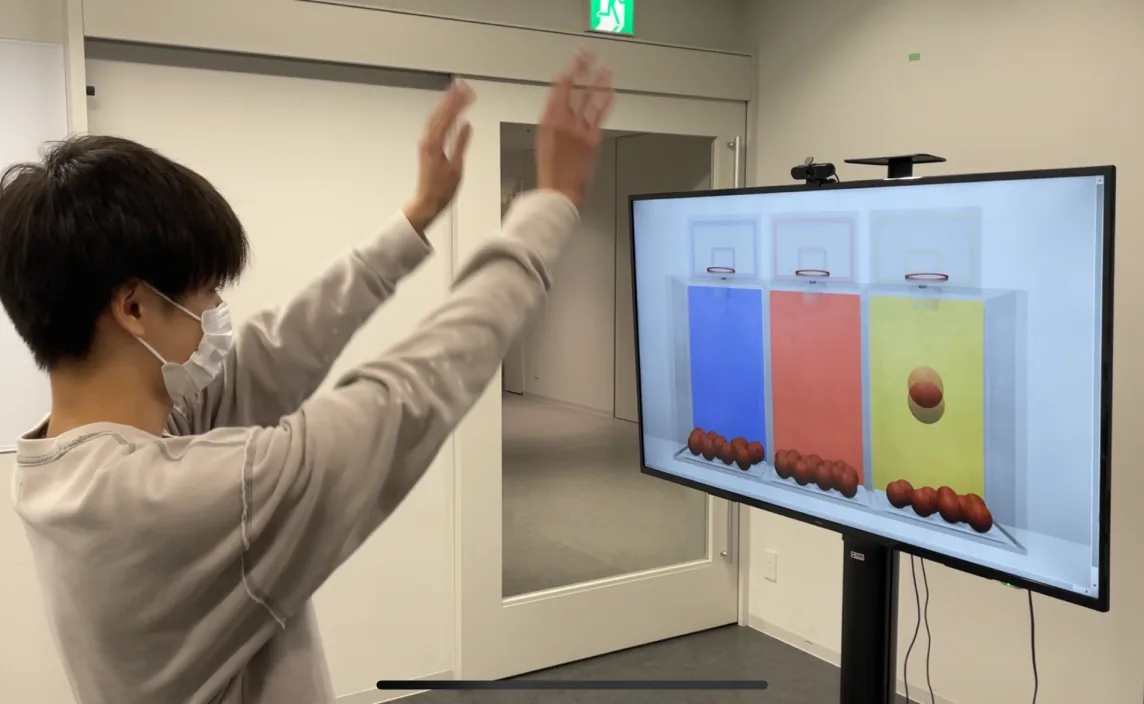 Posey のデモ。画面の前でシュートのモーションをしている